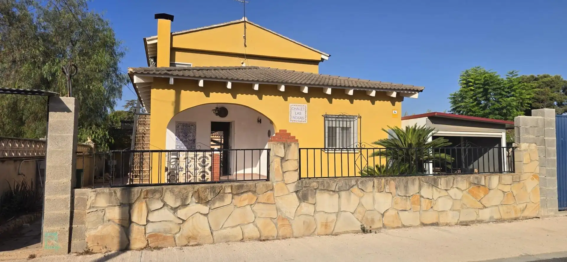 Vista exterior de Casa o xalet en venda en Llíria amb Aire condicionat, Jardí privat i Terrassa