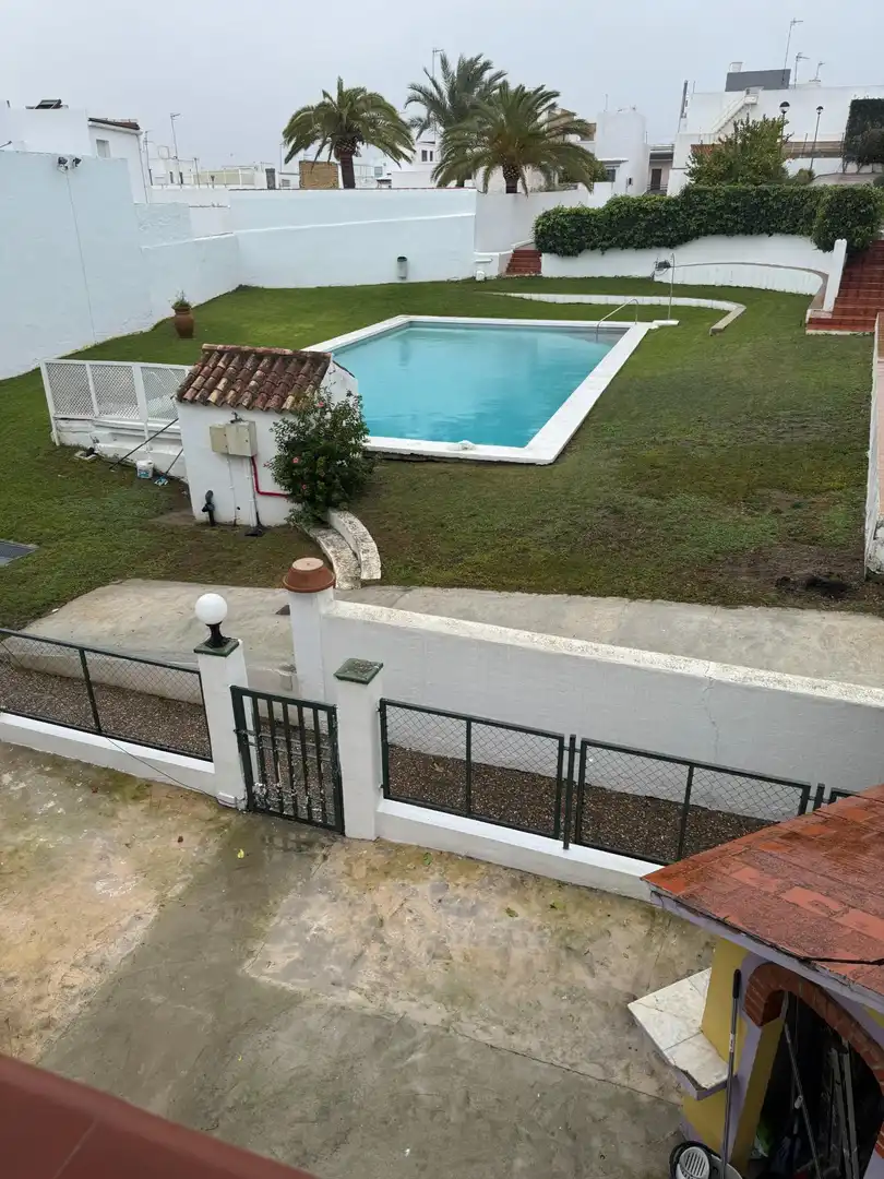 Piscina de Casa adosada en venda en Morón de la Frontera amb Aire condicionat, Jardí privat i Moblat