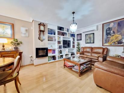 Sala d'estar de Casa adosada en venda en  Jaén Capital amb Aire condicionat, Calefacció i Jardí privat