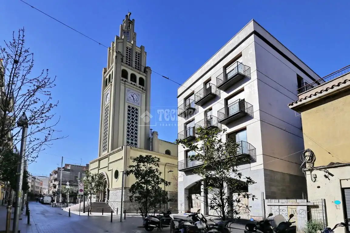Vista exterior de Casa adosada en venda en Montcada i Reixac amb Balcó