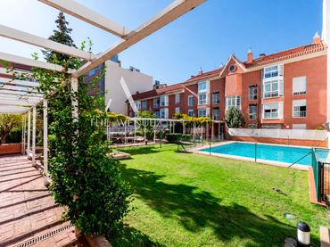 Dúplex con piscina en venta en Calle CATALINA SUAREZ