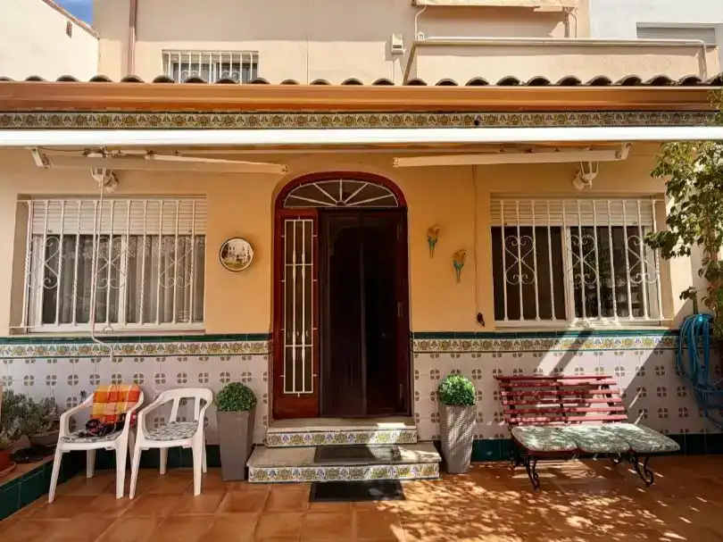 Vista exterior de Casa adosada en venda en Torrent amb Aire condicionat, Piscina i Balcó