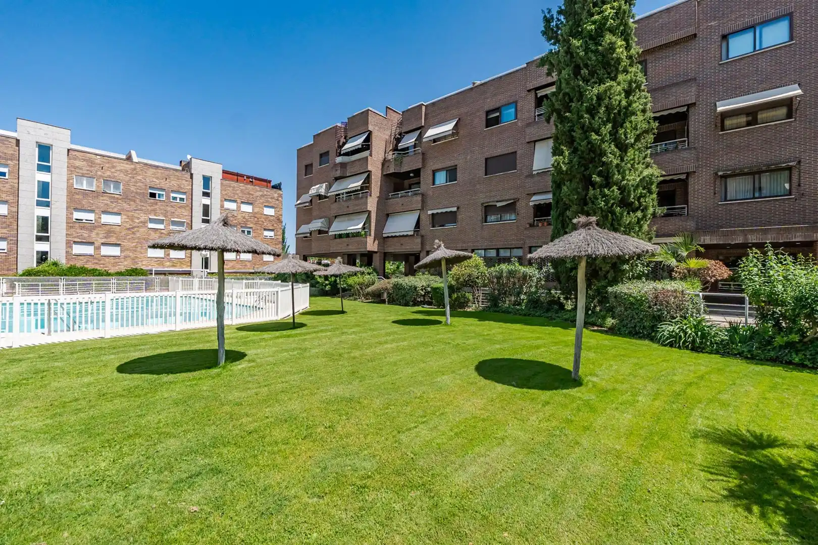 Vista exterior de Àtic en venda en Pozuelo de Alarcón amb Aire condicionat, Calefacció i Jardí privat