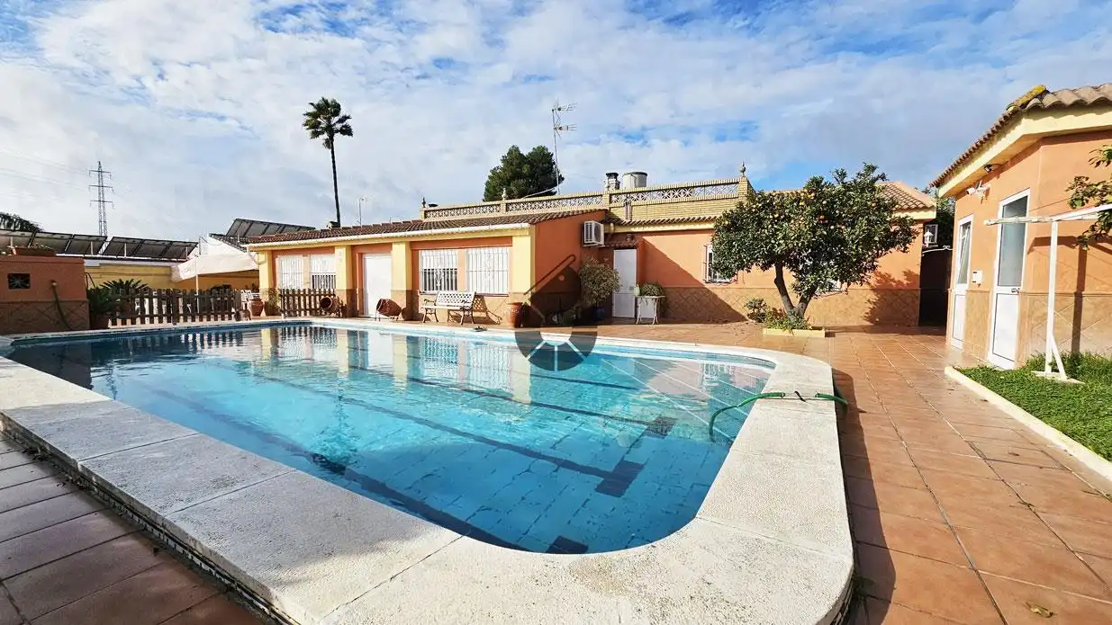 Piscina de Casa o chalet en venta en Palomares del Río con Jardín privado, Terraza y Piscina