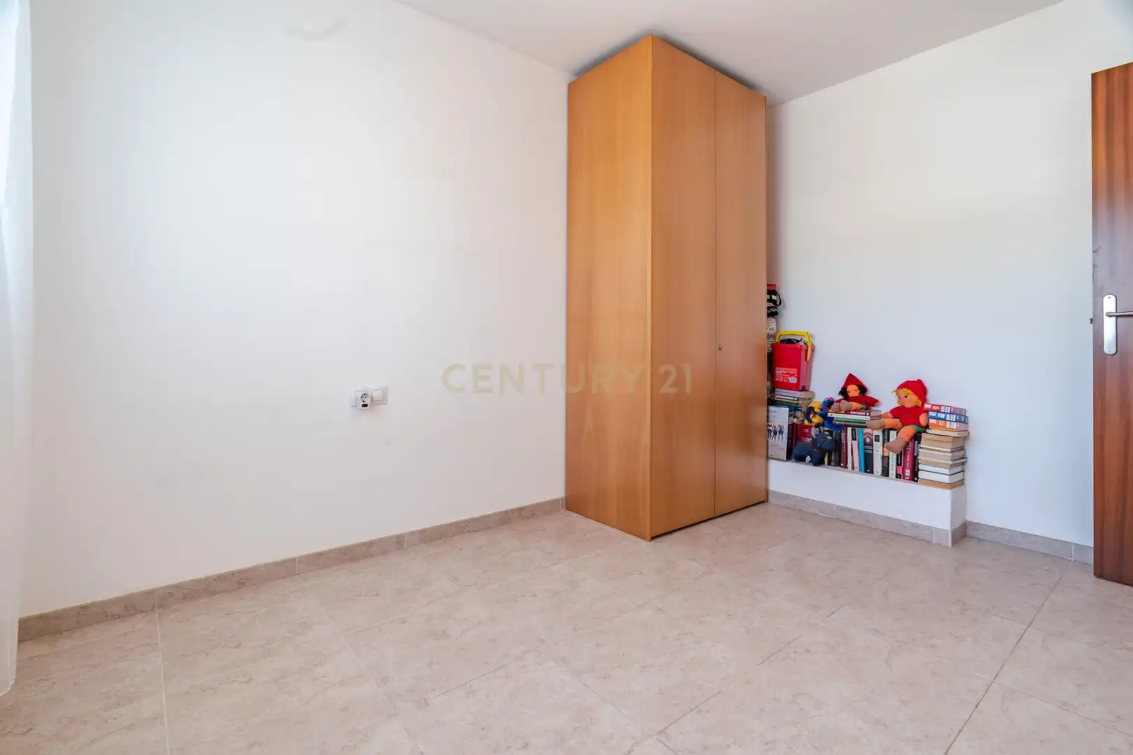 Schlafzimmer von Einfamilien-Reihenhaus zum Verkauf in Vila-rodona mit Privatgarten und Ofen