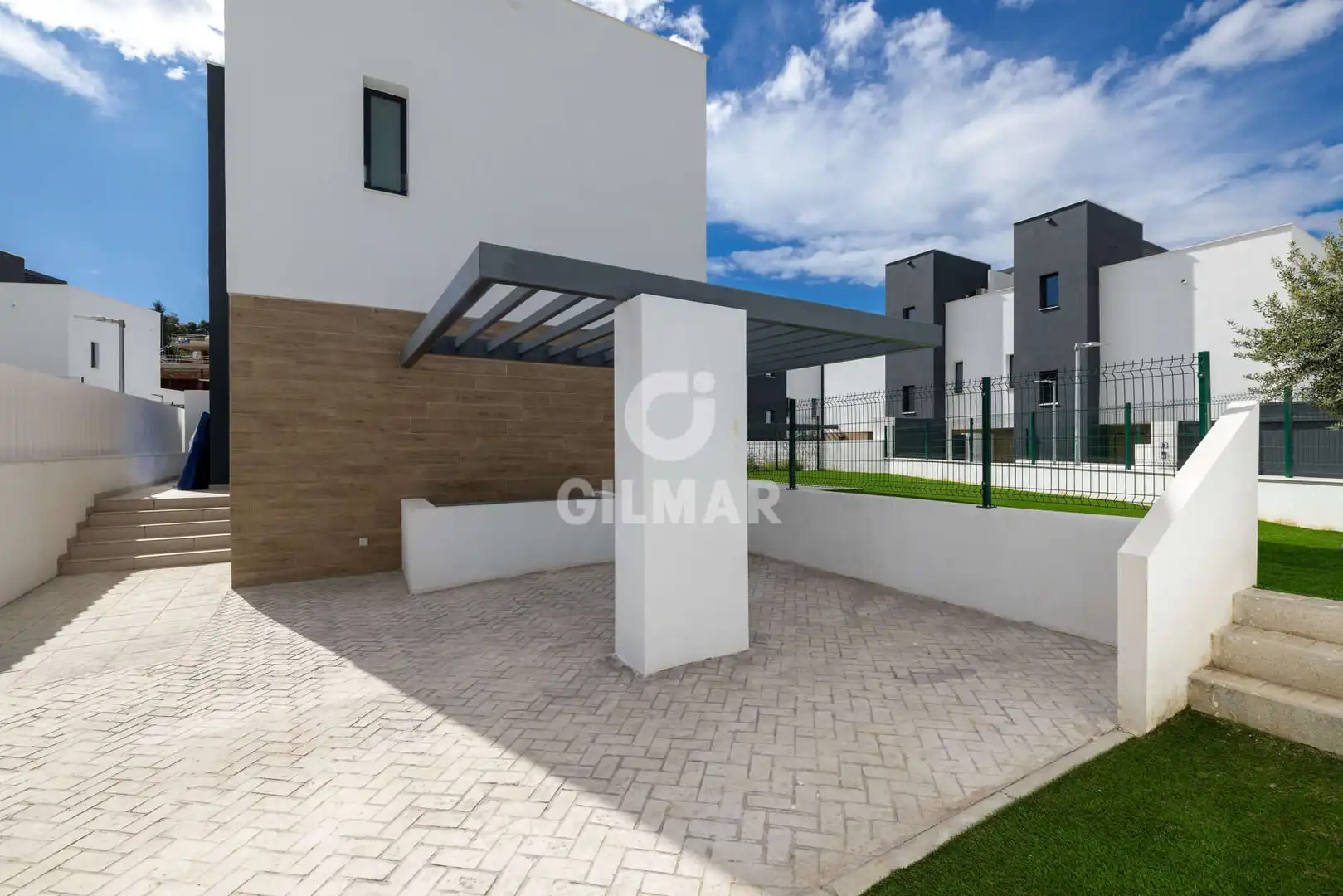 Vista exterior de Casa adosada en venta en Estepona con Calefacción, Jardín privado y Piscina