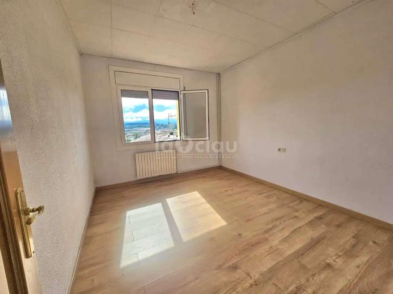 Schlafzimmer von Wohnung zum Verkauf in Tona mit Heizung, Parkett und Terrasse