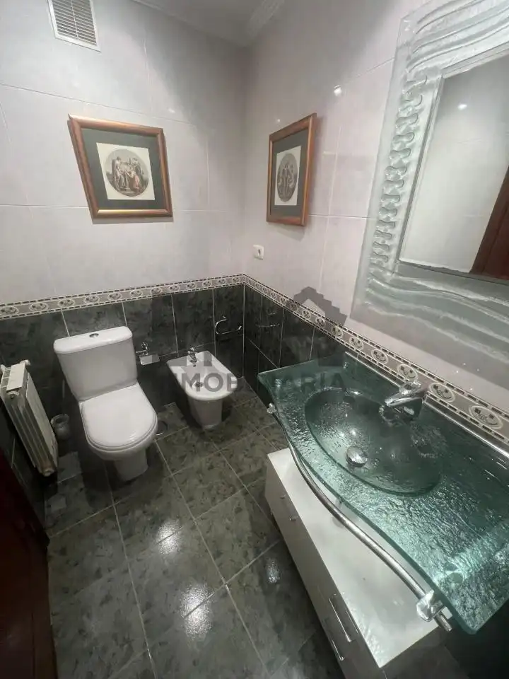 Bathroom of Flat for rent in Ourense Capital   with Heating, Parquet flooring and Furnished