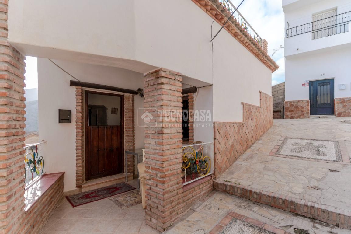 Vista exterior de Casa adosada en venda en Vélez de Benaudalla amb Terrassa