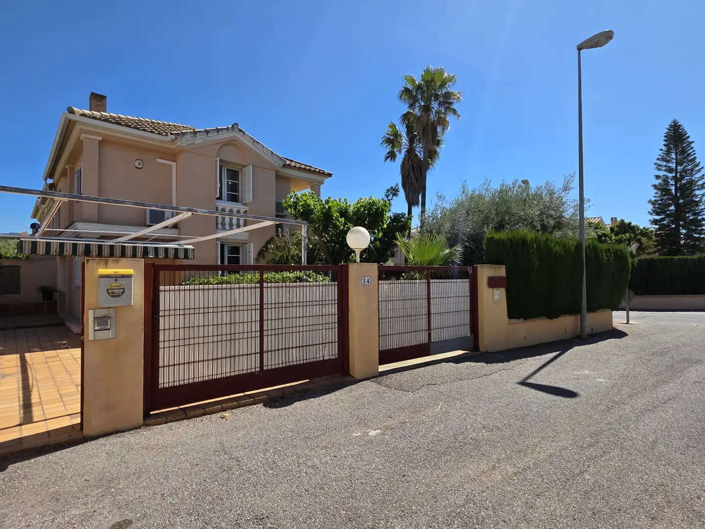 Vista exterior de Casa adosada en venda en Benicasim / Benicàssim amb Calefacció, Jardí privat i Terrassa