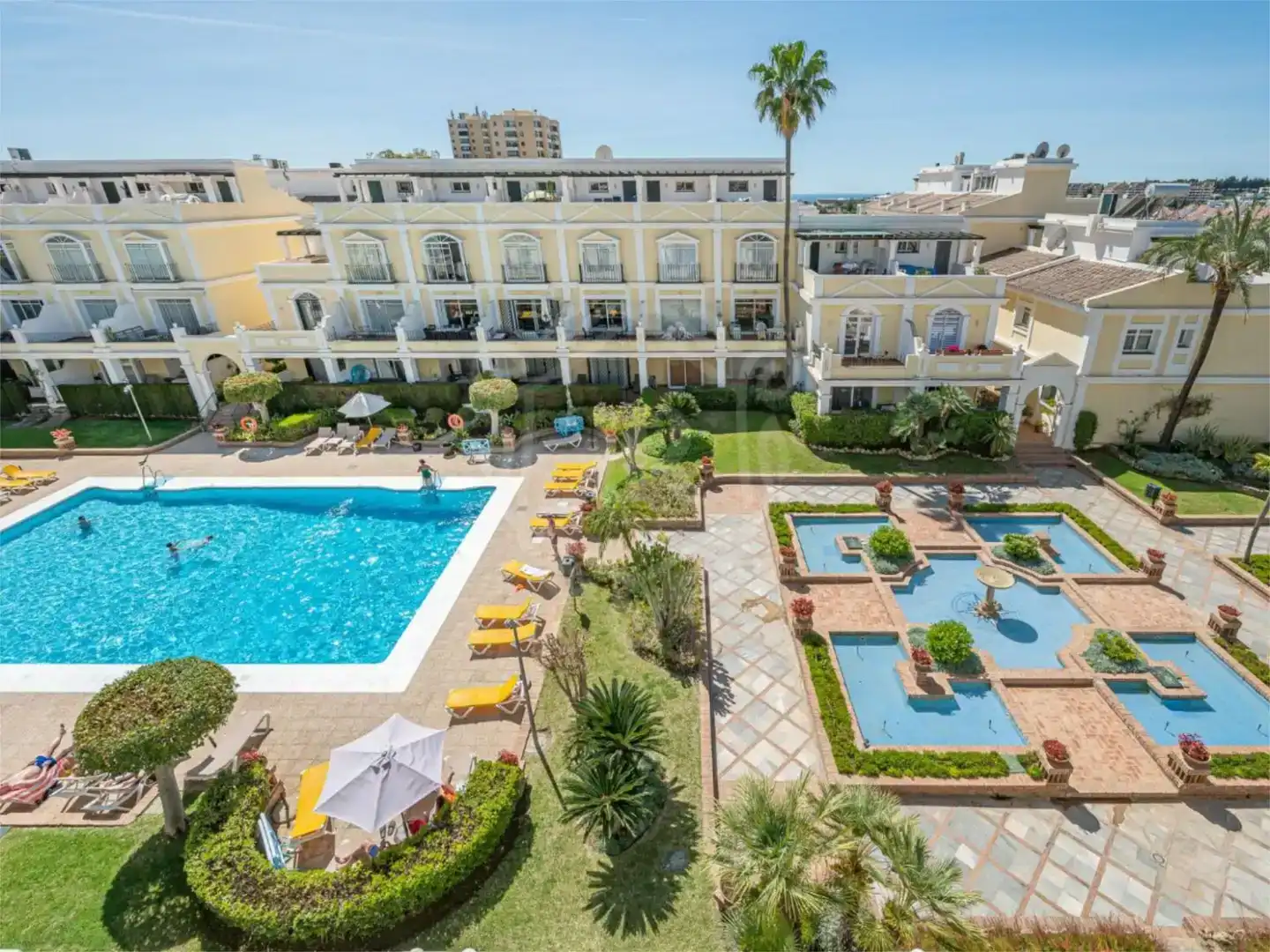 Vista exterior de Apartamento en venta en Marbella con Aire acondicionado y Piscina