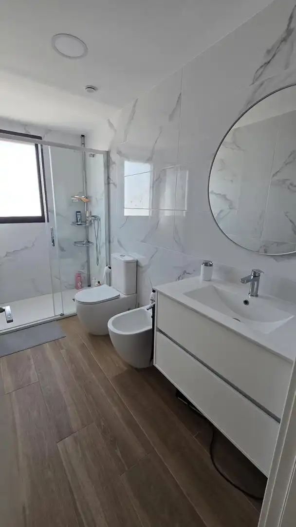 Baño de Apartamento de alquiler en Gandia con Aire acondicionado, Calefacción y Piscina comunitaria