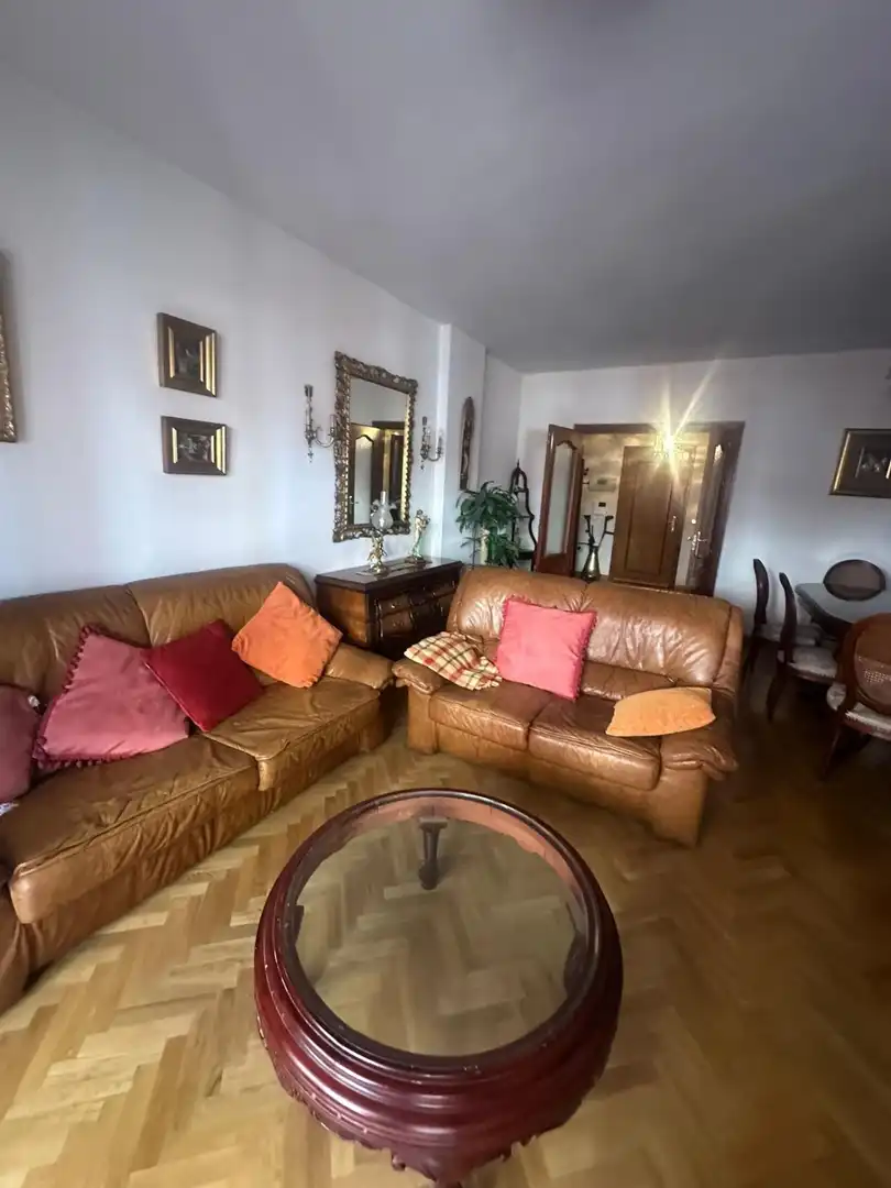 Sala de estar de Piso en venta en León Capital  con Calefacción, Terraza y TV