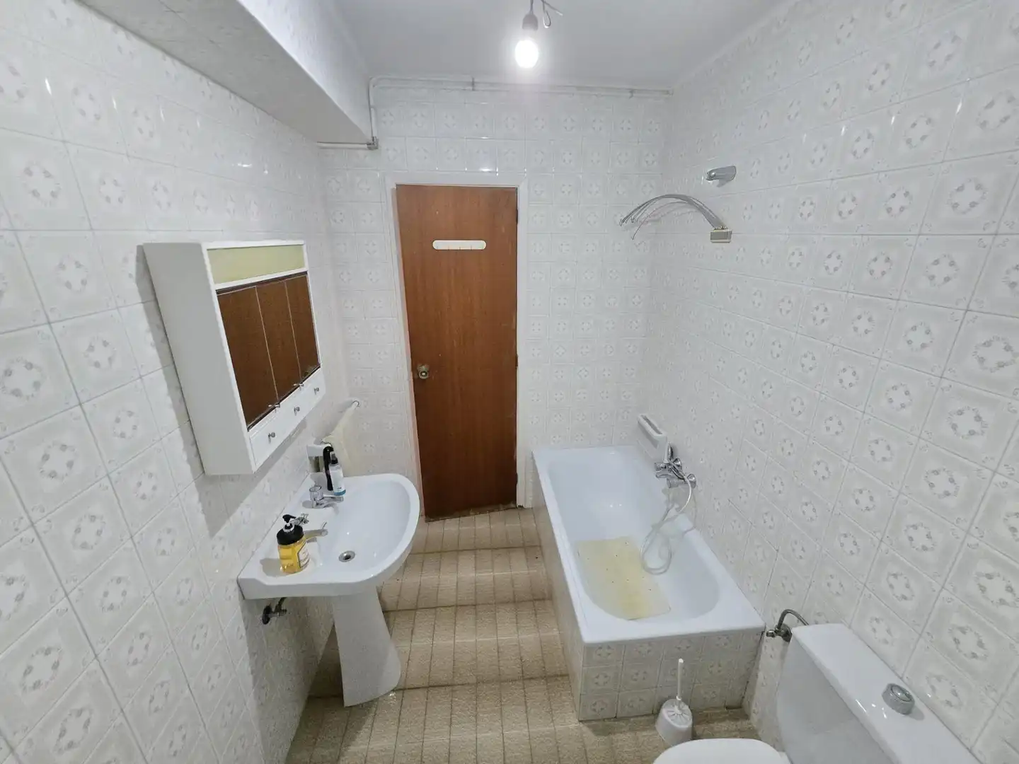 Bathroom of Flat for rent in Vigo   with Parquet flooring, Furnished and Balcony