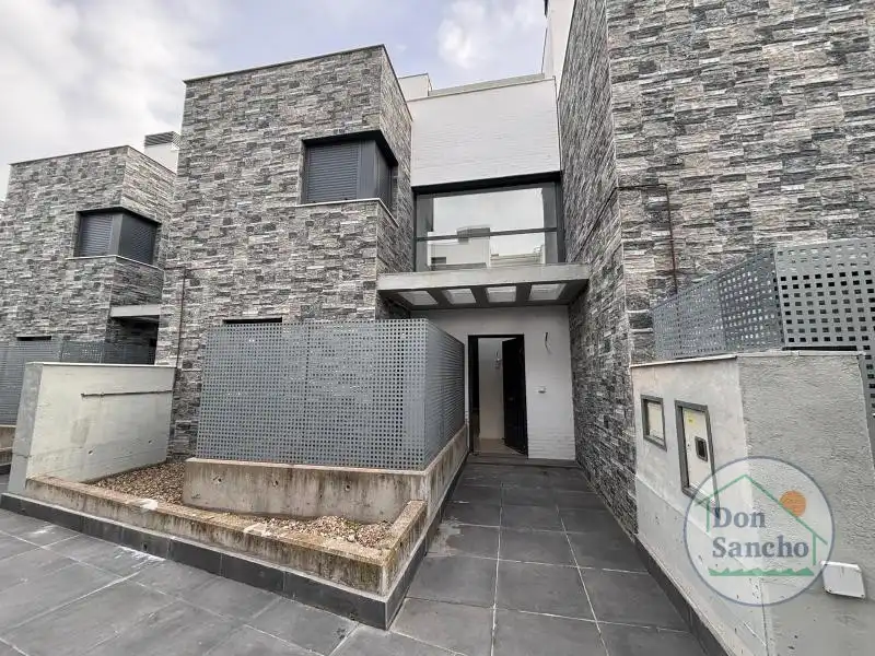 Vista exterior de Casa adosada en venta en Arroyo de la Encomienda con Calefacción, Terraza y Trastero