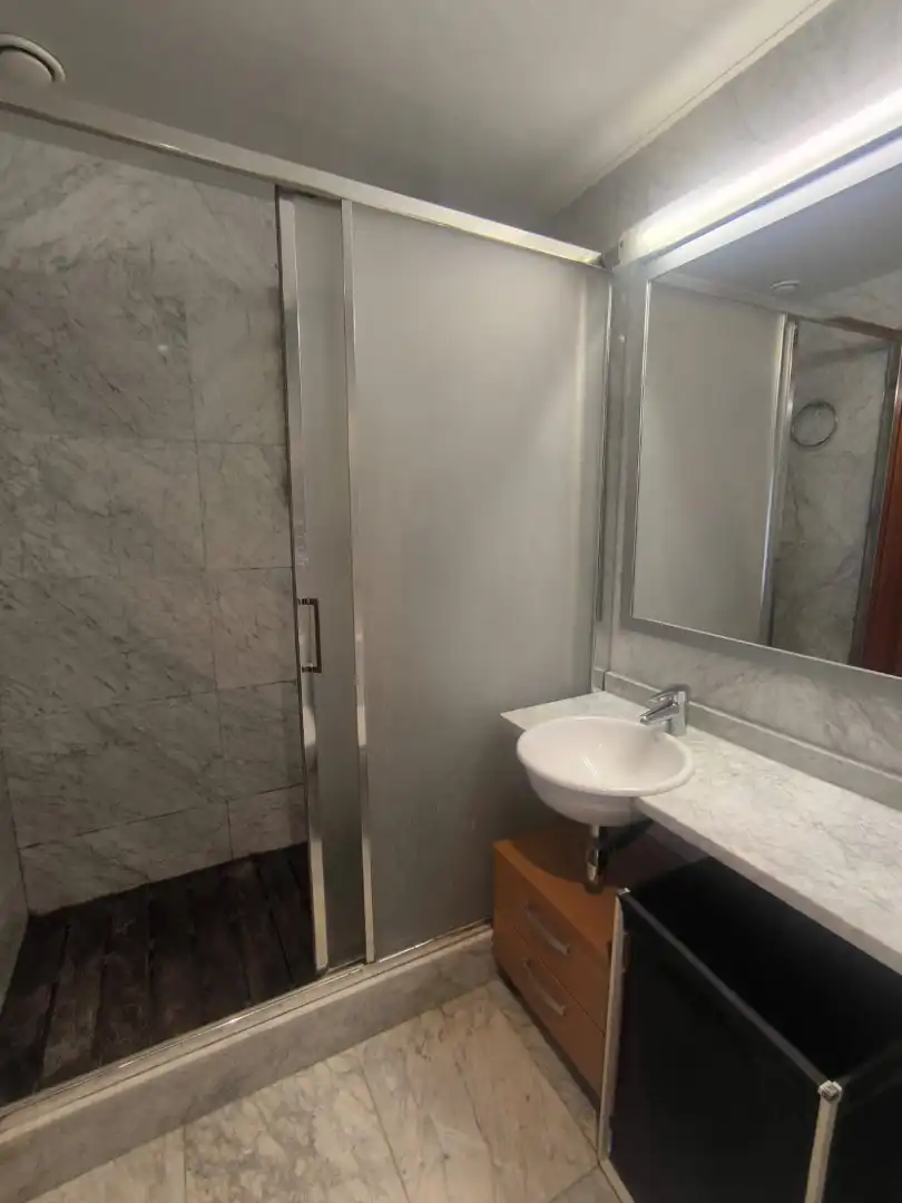 Badezimmer von Wohnung zum Verkauf in L'Hospitalet de Llobregat mit Klimaanlage, Heizung und Parkett