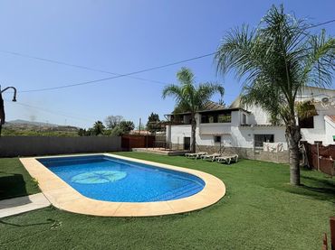 Casa rústica con balcón en venta en Álora