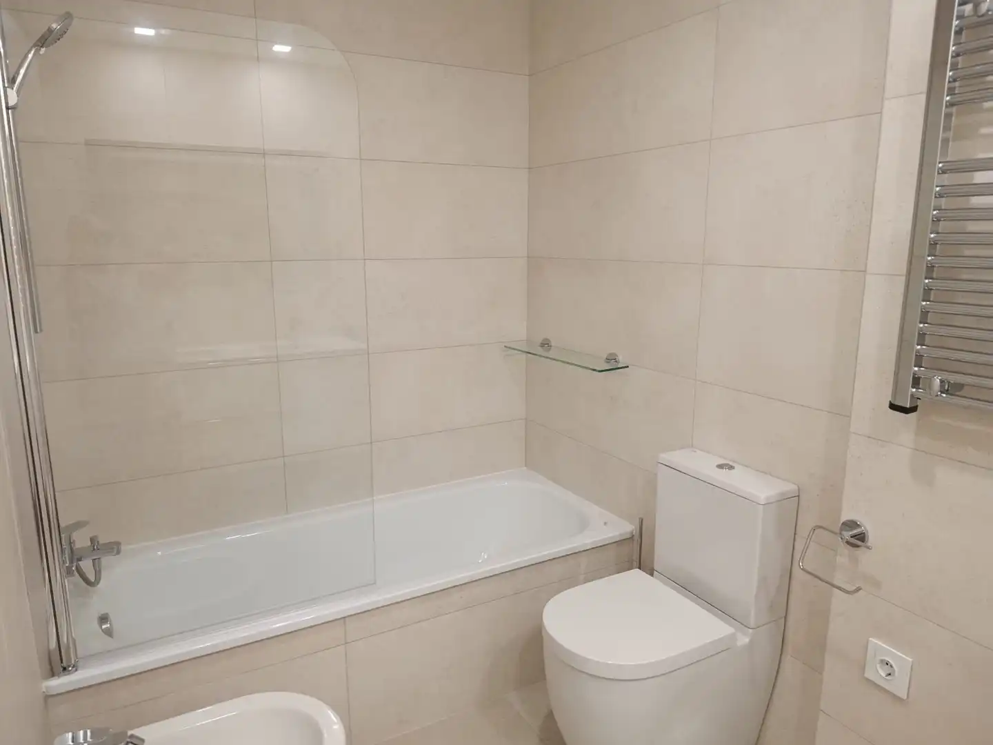 Badezimmer von Erdgeschoss zur Miete in Torremolinos mit Klimaanlage, Terrasse und Balkon