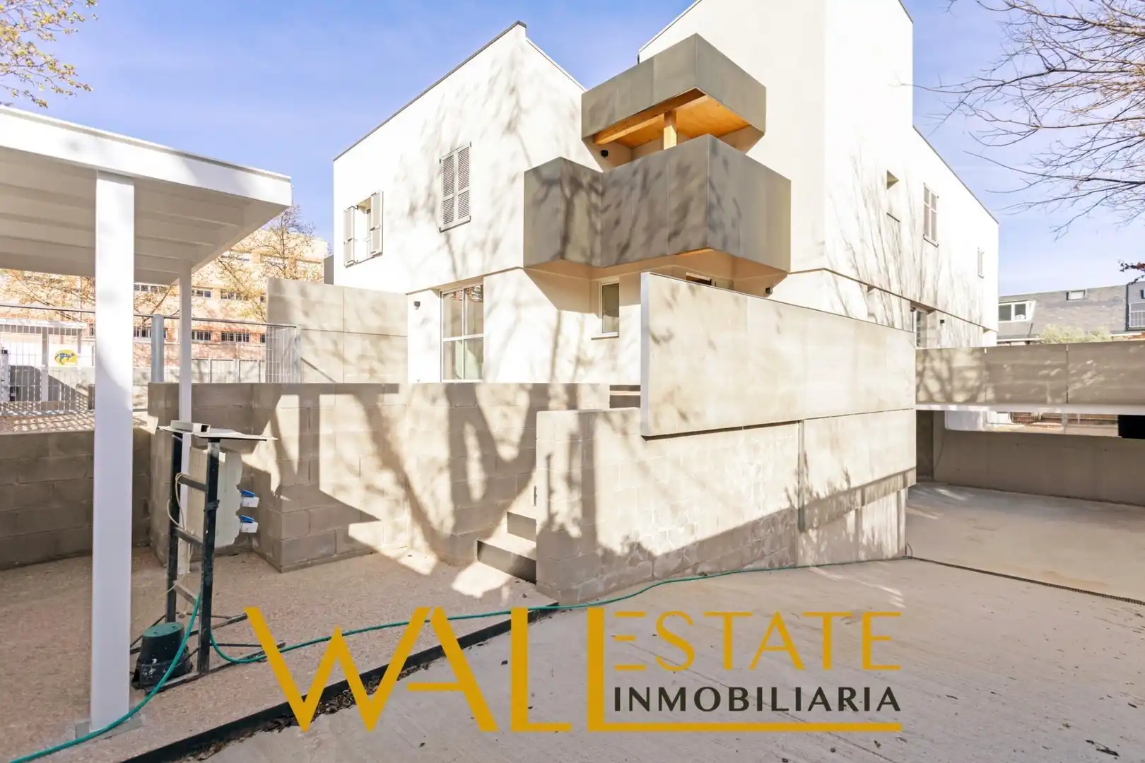Vista exterior de Casa o xalet en venda en Madrid amb Calefacció, Jardí privat i Terrassa