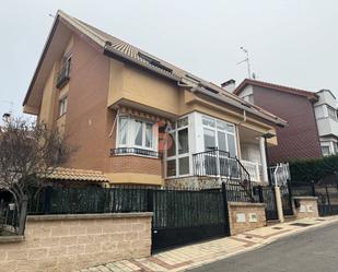 Vista exterior de Casa o xalet en venda en Cistérniga amb Calefacció i Terrassa