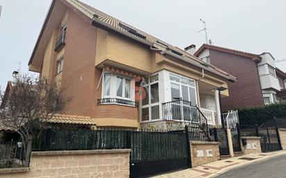 Außenansicht von Haus oder Chalet zum verkauf in Cistérniga mit Heizung und Terrasse