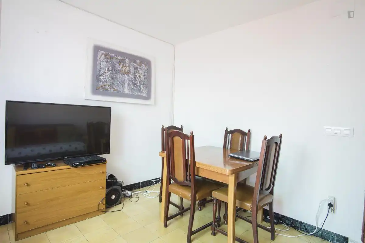 Comedor de Apartamento para compartir en L'Hospitalet de Llobregat con Amueblado, Horno y Lavadora