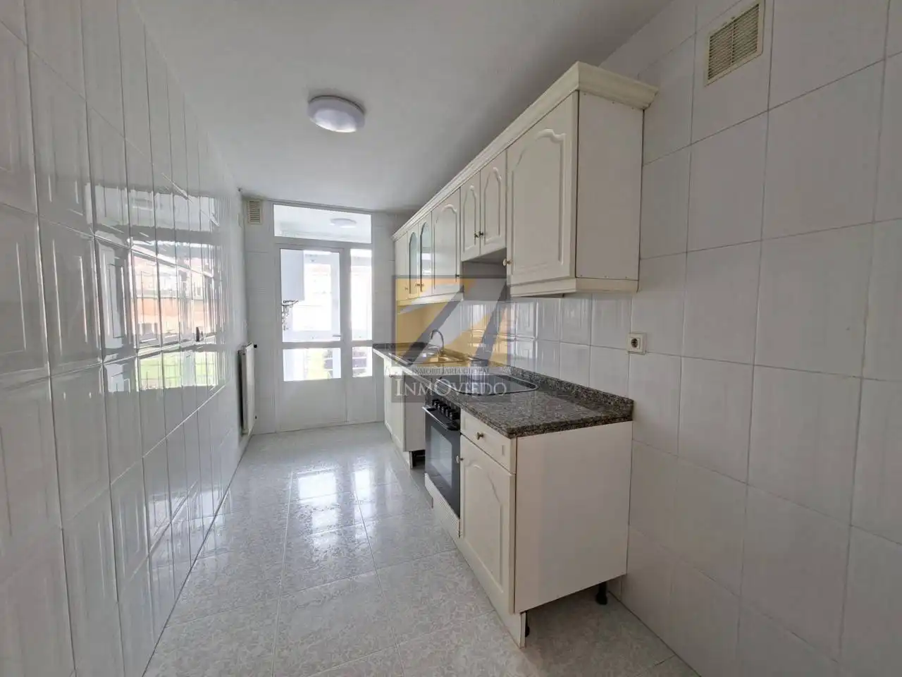 Cocina de Piso en venta en Oviedo  con Calefacción y Terraza