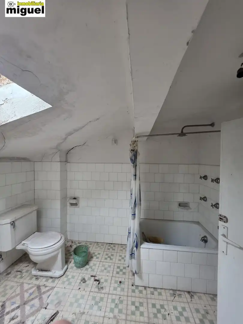 Baño de Finca rústica en venta en Peñamellera Baja con Jardín privado y Terraza