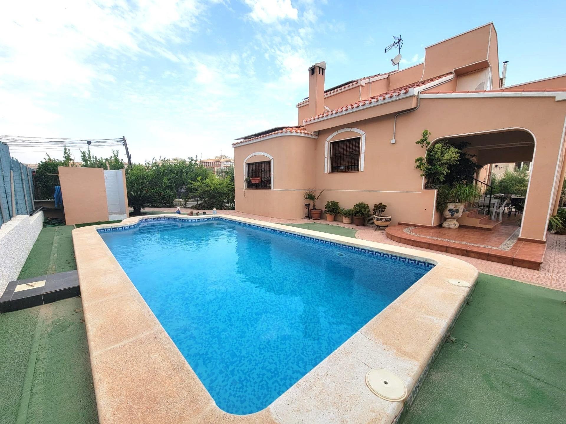 Piscina de Casa o xalet en venda en Torrevieja amb Calefacció, Jardí privat i Piscina