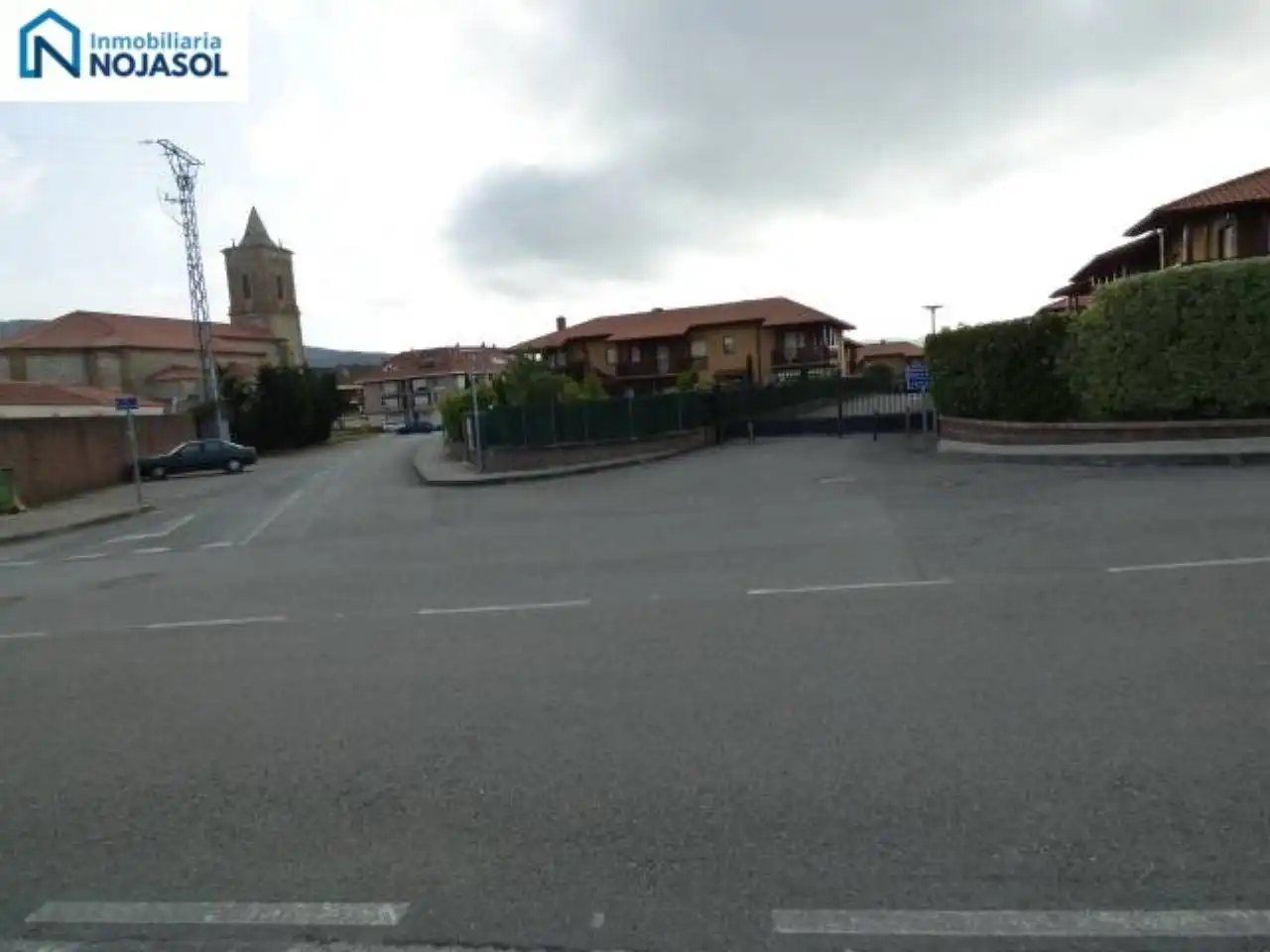 Parkplatz von Einfamilien-Reihenhaus zum Verkauf in Bareyo mit Heizung, Terrasse und Möbliert