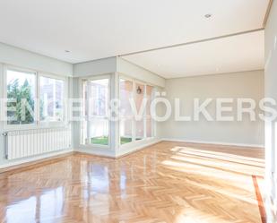 Sala d'estar de Apartament de lloguer en  Madrid Capital amb Aire condicionat, Calefacció i Parquet