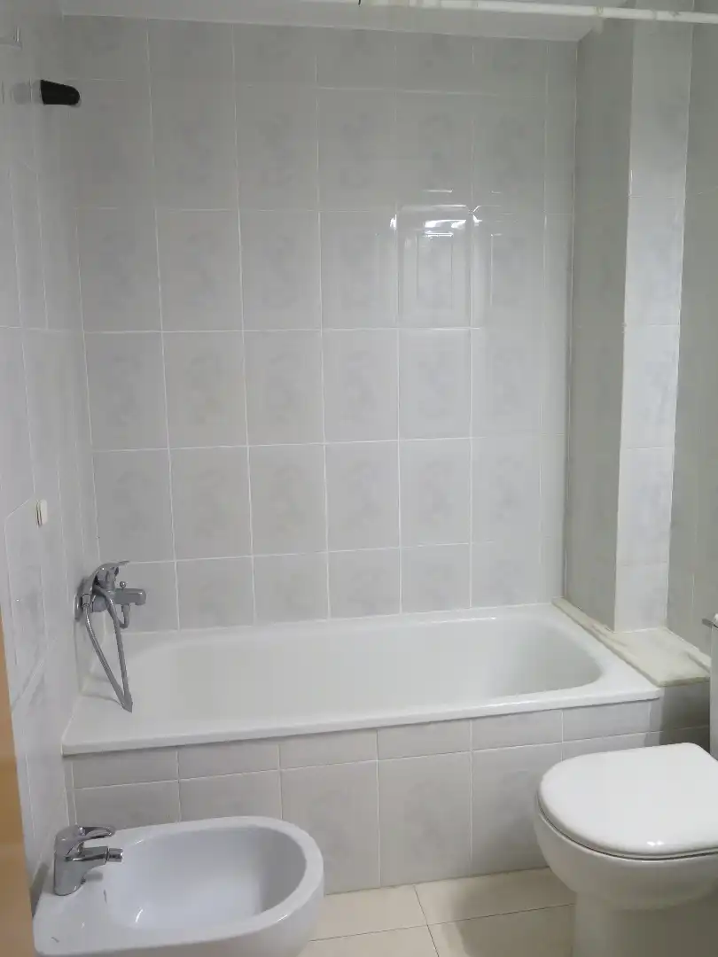 Bany de Pis de lloguer en Girona amb Calefacció i Balcó