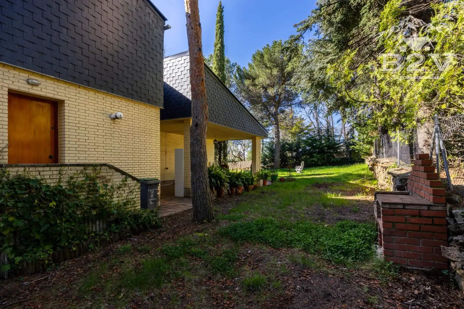 Vista exterior de Casa o xalet en venda en Miraflores de la Sierra amb Calefacció, Jardí privat i Traster