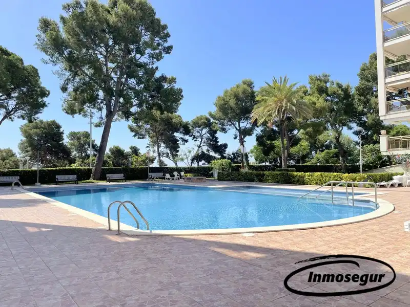 Piscina de Piso en venta en Salou con Terraza, Amueblado y Piscina comunitaria