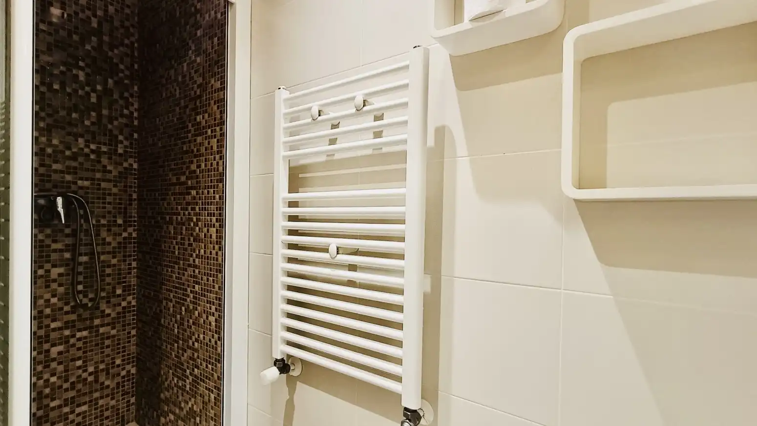 Badezimmer von Wohnung zur Miete in El Astillero   mit Heizung, Parkett und Möbliert