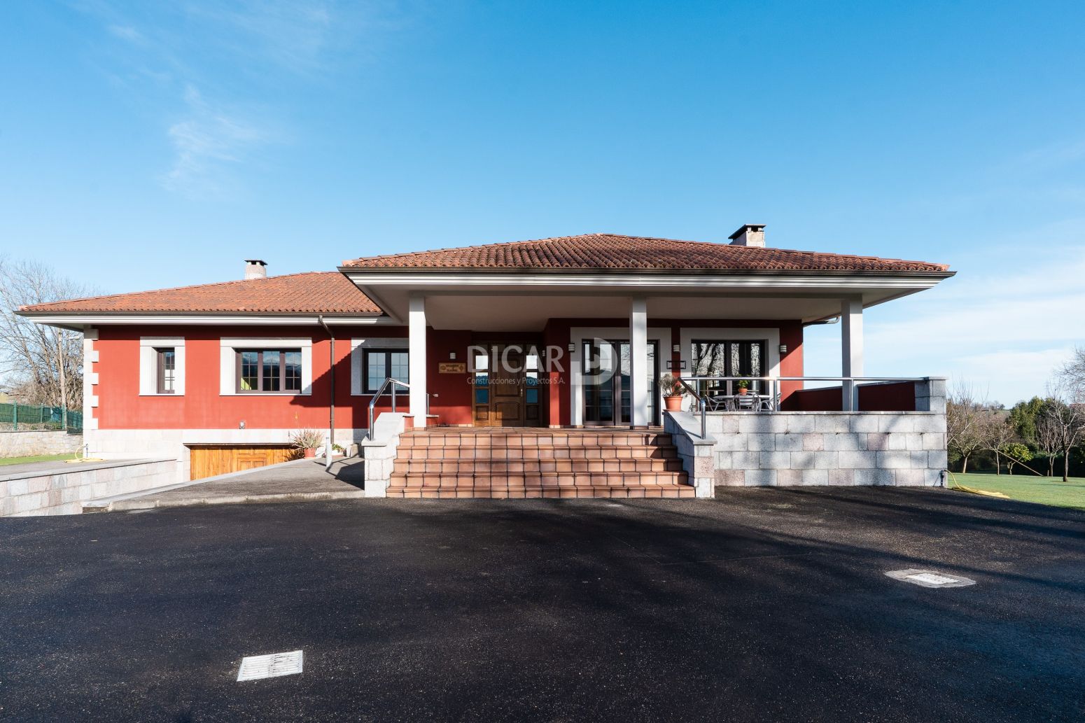Vista exterior de Casa o xalet en venda en Oviedo  amb Calefacció, Jardí privat i Parquet
