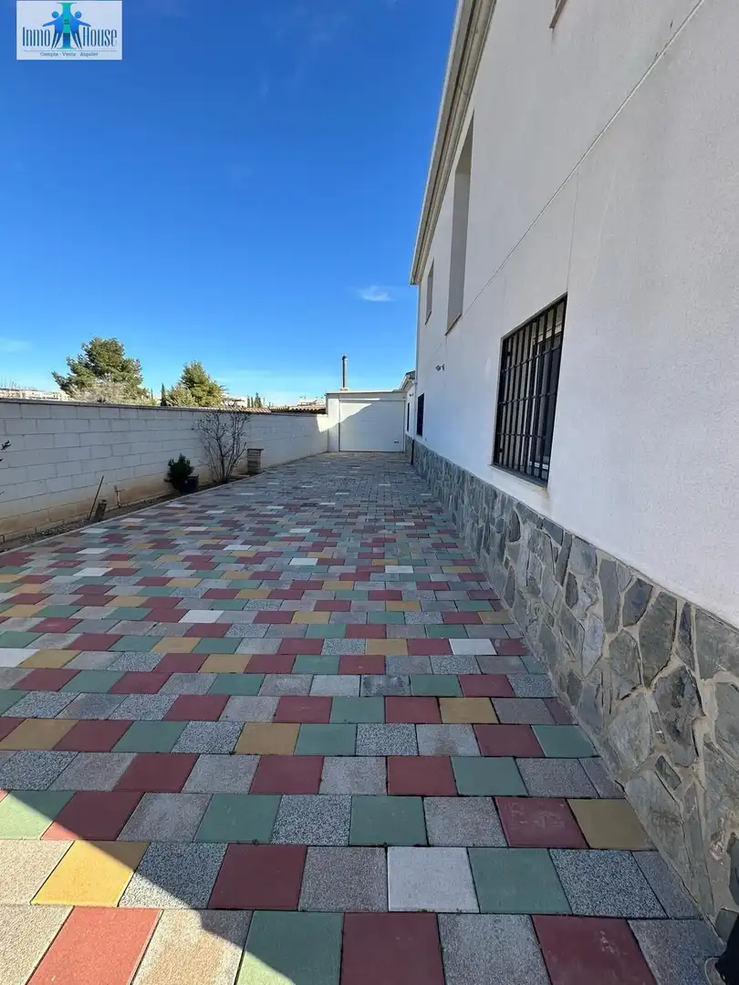 Vista exterior de Casa o xalet en venda en Albacete amb Aire condicionat, Jardí privat i Parquet