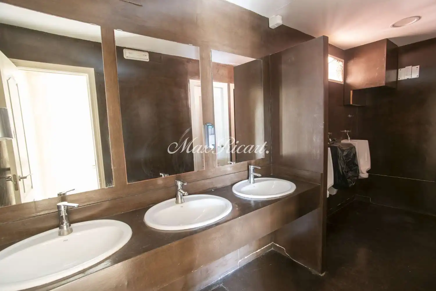 Badezimmer von Gebäude zur Miete in Bruguers