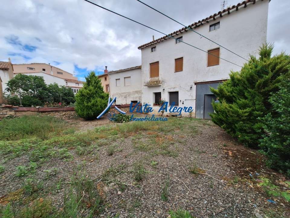 Vista exterior de Casa o xalet en venda en Bañares amb Calefacció, Jardí privat i Terrassa