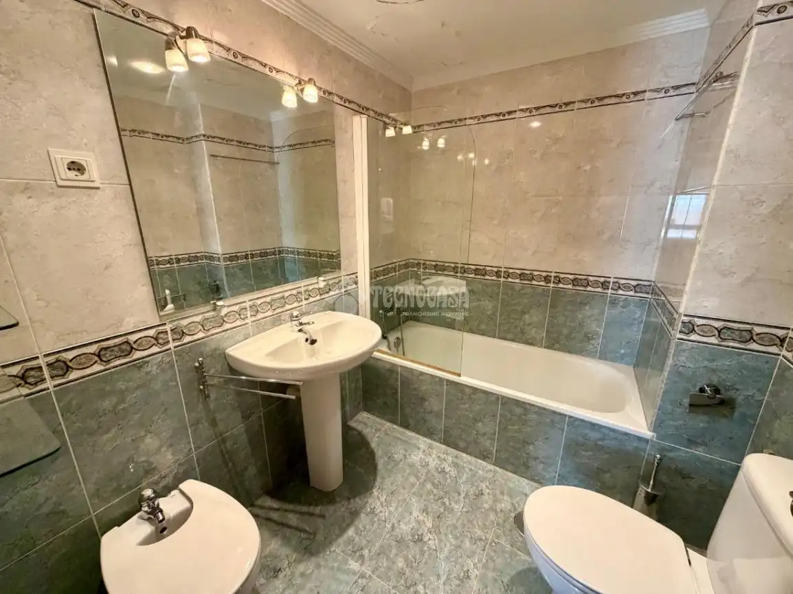 Badezimmer von Wohnung zum Verkauf in León Capital  mit Heizung, Parkett und Terrasse