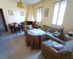 Sala d'estar de Casa adosada en venda en Valdetorres amb Terrassa i Moblat