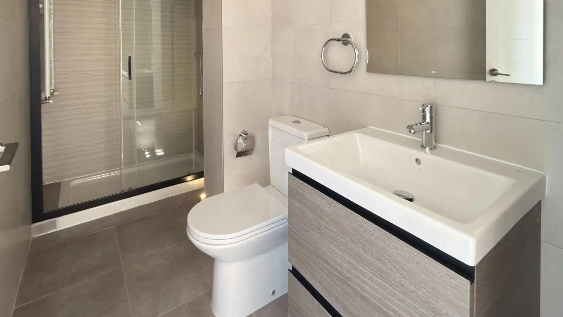 Badezimmer von Wohnungen zur Miete in Tres Cantos mit Klimaanlage, Heizung und Terrasse