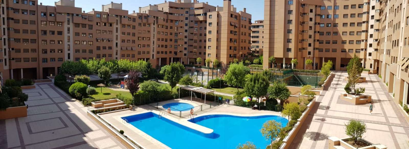 Swimming pool of Apartment to share in  Madrid Capital  with Air Conditioner, Heating and Terrace