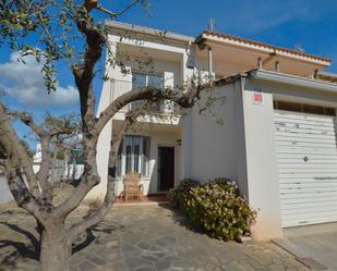 Vista exterior de Casa adosada en venda en Cubelles amb Calefacció, Jardí privat i Terrassa