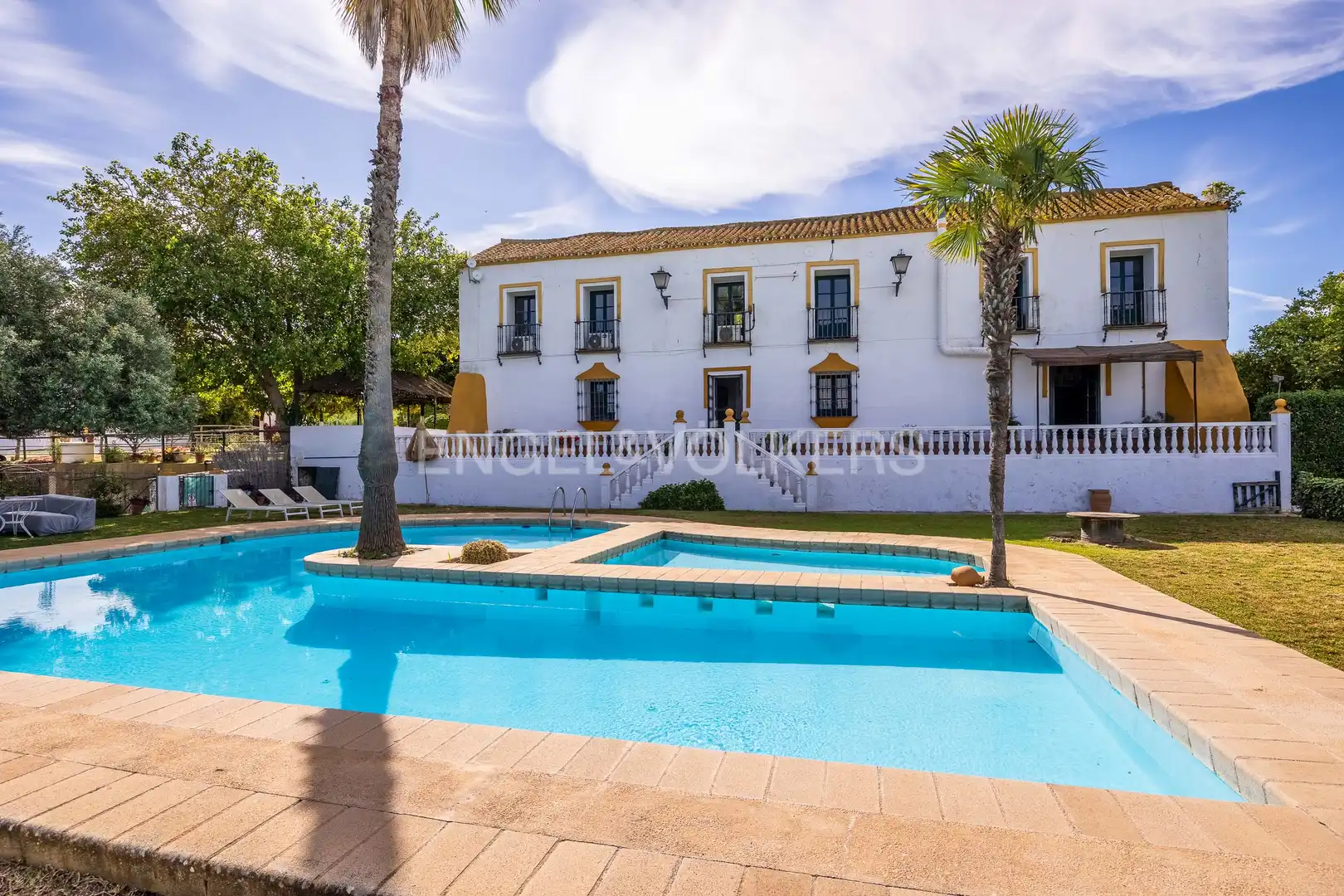 Vista exterior de Finca rústica en venda en Alcalá de Guadaira amb Calefacció, Jardí privat i Terrassa