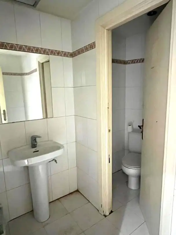 Bany de Local en venda en  Pamplona / Iruña amb Moblat