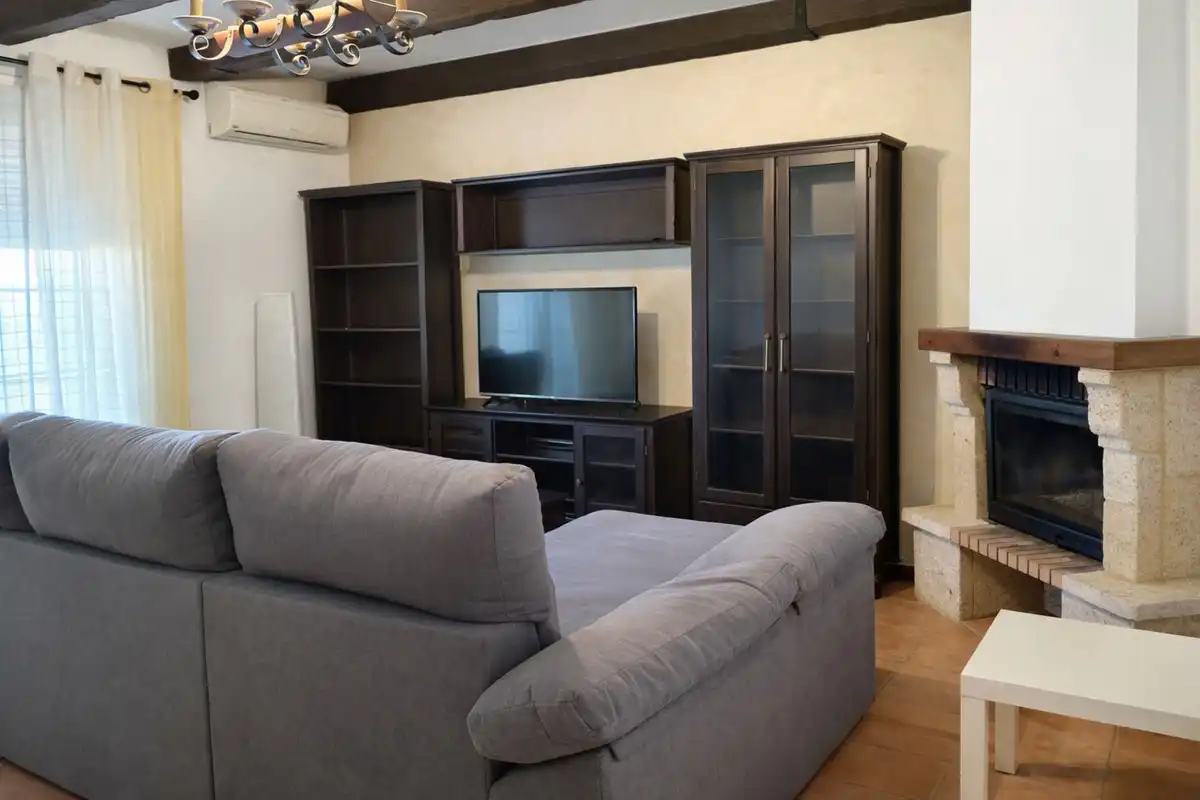 Sala d'estar de Casa adosada en venda en San Roque amb Aire condicionat, Jardí privat i Terrassa