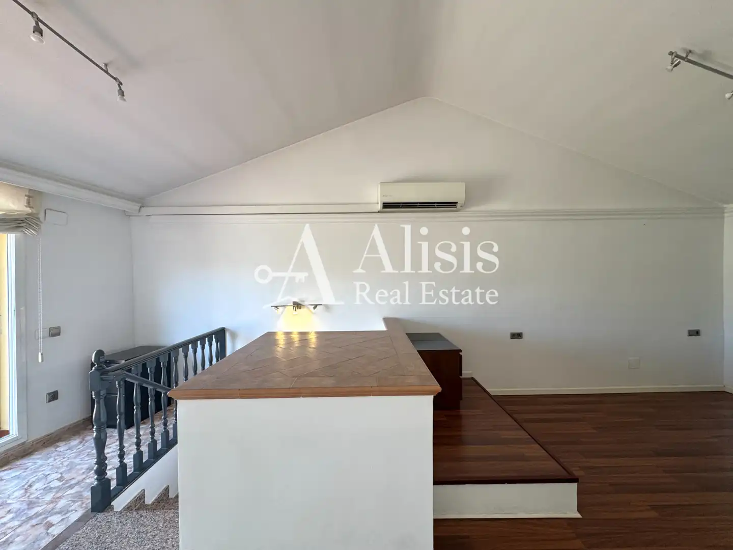 Außenansicht von Einfamilien-Reihenhaus zum Verkauf in Pallejà mit Klimaanlage, Heizung und Terrasse