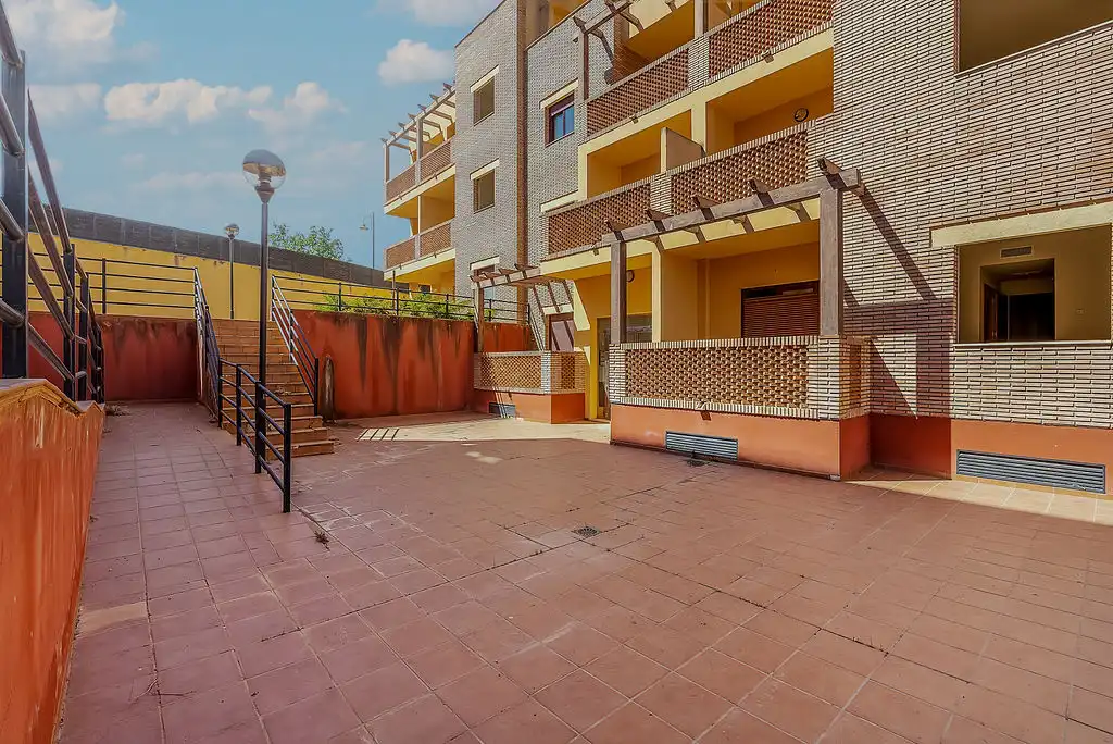 Vista exterior de Edifici en venda en Atarfe