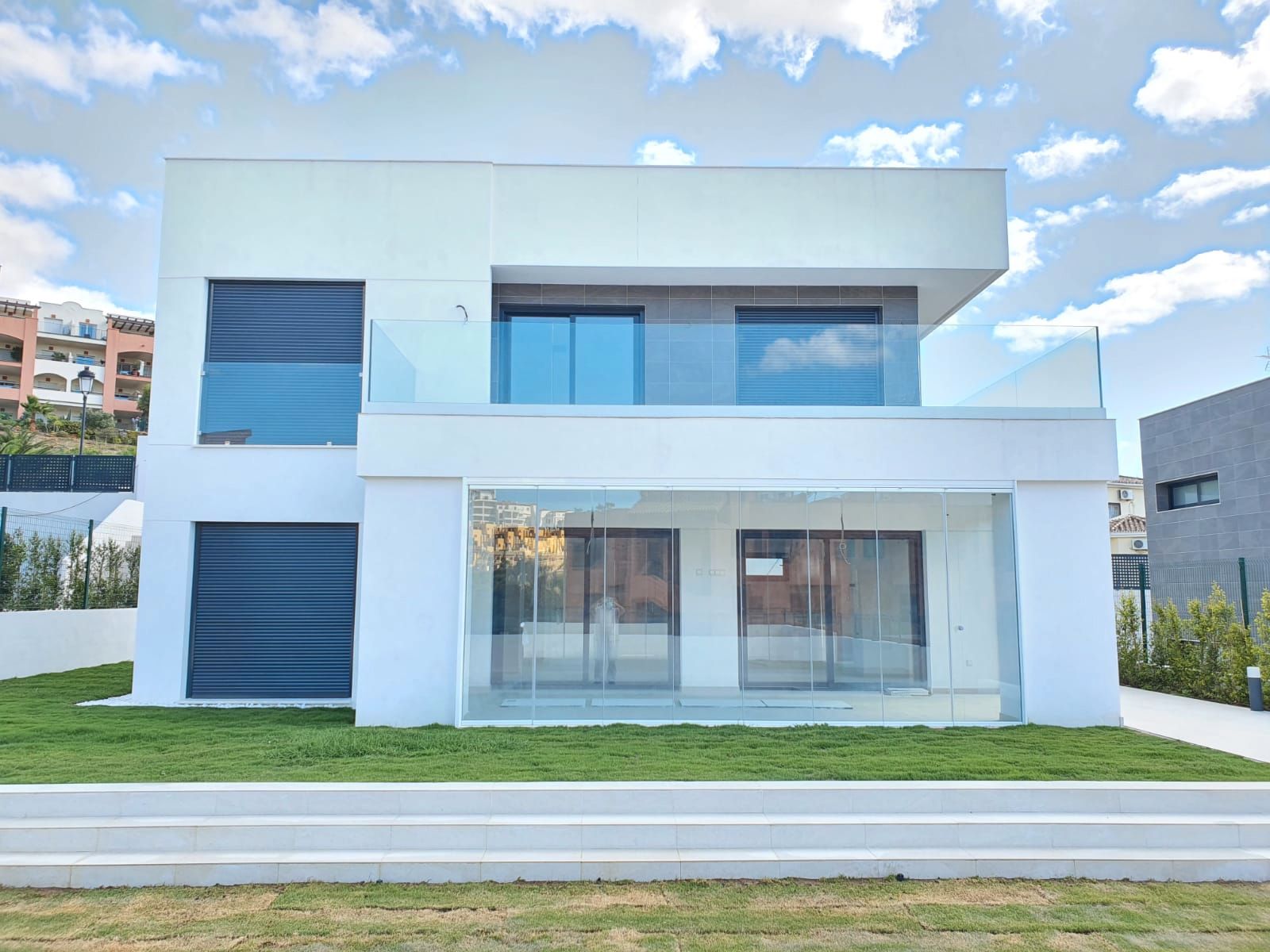 Vista exterior de Casa o xalet en venda en Manilva amb Aire condicionat, Calefacció i Jardí privat